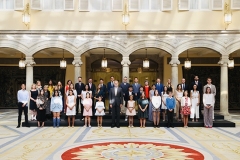Fotografía de grupo de Su Majestad el Rey con los alumnos y profesores.  © Casa de S.M. el Rey