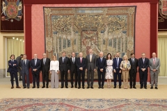 Su Majestad el Rey acompañado de los miembros del patronato FIES y miembros de Orange. © Casa de S.M. el Rey