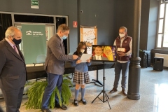 La ganadora de La Rioja 2021 mostrando su trabajo