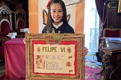La ganadora  de Valencia 2022-23 mostrando su trabajo